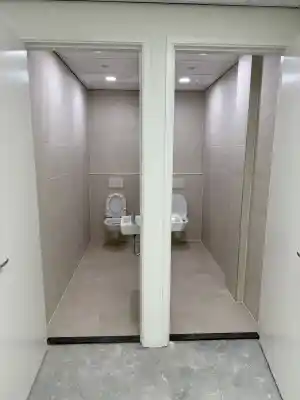 Bedrijfshal toiletten betegelen en afkitten.jpg
