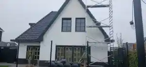 Vrijstaande villa in nieuw verfsysteem gezet, kleur zwart..jpg