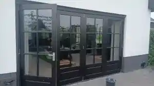 Vrijstaande villa in nieuw verfsysteem gezet, kleur zwart..jpg