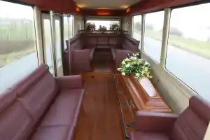 Persoonlijk afscheid in stijl: een laatste reis per uitvaartbus.jpg