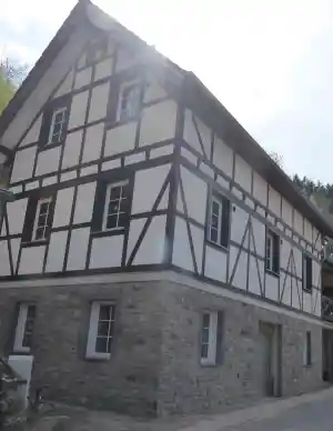 Individuelles Fachwerkhaus mit Vollbalken und Naturstein.jpg