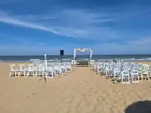 Huwelijk met de voetjes in het zand .jpg
