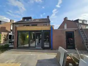 Aanbouw en woonkamerraam.jpg