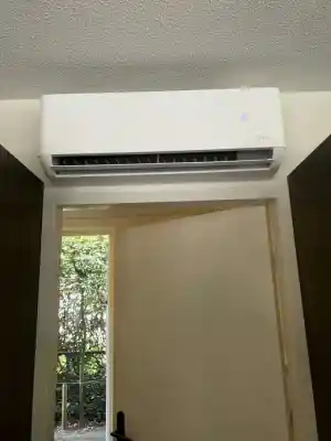 Multi 2 split installatie met dakdoorvoer bitumen.jpg