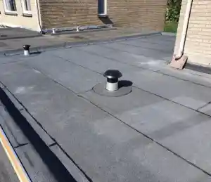 Bitumen dak keurig waterdicht gemaakt na een flinke lekkage .jpg