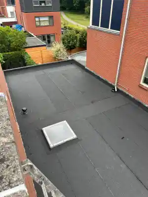 Dak voorzien van een nieuwe bitumen dakbedekking.jpg