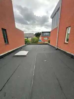 Dak voorzien van een nieuwe bitumen dakbedekking.jpg