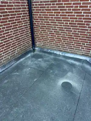 Dak voorzien van nieuwe bitumen dakbedekking.jpg