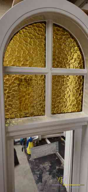 Glas plaatsen in werkplaats .jpg