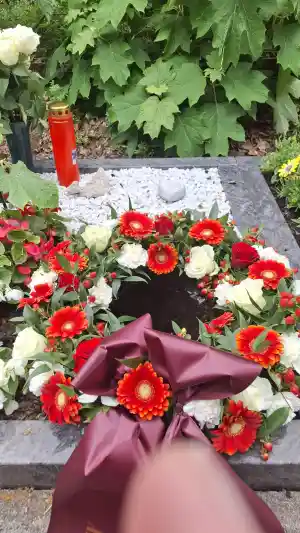 Berührende Trauerfeier mit Ave Maria und modernen Trauerliedern.jpg