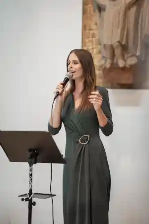freie-redner_saaldorf-surheim_Sarah_Chris_-_Sängerin_für_Hochzeiten,_Taufen,_Beerdigungen,_Events_4.jpg