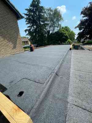 Plat dak in Helmond volledig vernieuwd met leislag en nieuwe afvoer.jpg