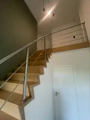Behangen / schilderen traphal / vernissen trap.jpg