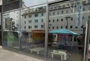 Reinigung einer Restaurantglasfront.jpg