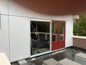 Kozijn ombouwen tot 1 groot raam met ventilatie rooster.jpg