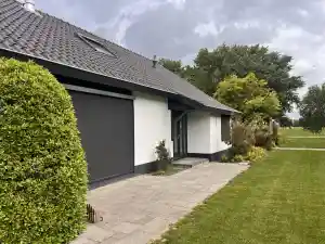 Regionale samenwerking in stijl: zonwering bij karaktervolle boerderij.jpg