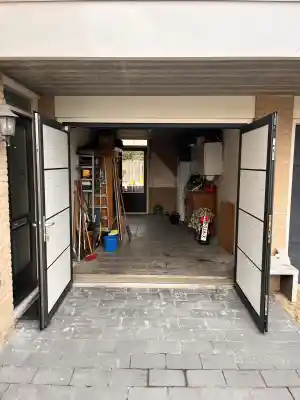 Van oude kanteldeur met loopdeur naar luxe Openslaande Garagedeuren.jpg