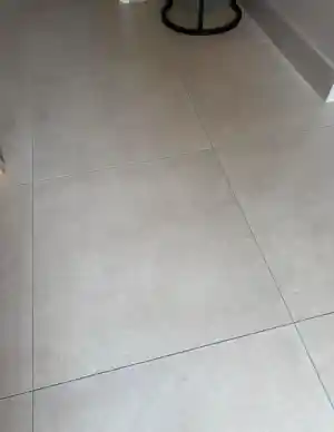 Egaliseren vloer en aanbrengen vloertegels inclusief montage plinten..jpg