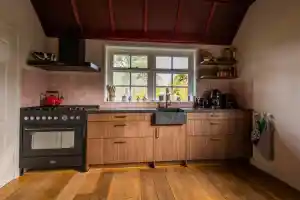 Houtlook keuken met granieten blad.jpg