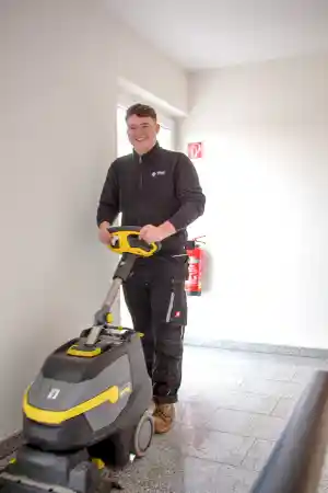 Reinigung einer 6 stöckigen Liegenschaft in Frankfurt Bockenheim.jpg