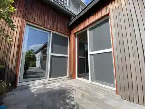 Vervangen muggengaas en padoek planken + herstellen kipschuifraam.jpg