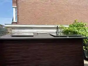 Zonnepanelen plaatsen van dak tot meterkast kabels onder de tegels.jpg