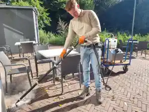 Kauwgom verwijdering bij het Hapje snacks Zuiderpark.jpg