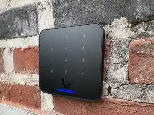 Installatie van toegangscontrole aan een toegangspoort.jpg