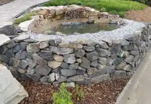 Aufbau eines Hauseingang mithilfe Natursteinmauern und Zierteiches.jpg