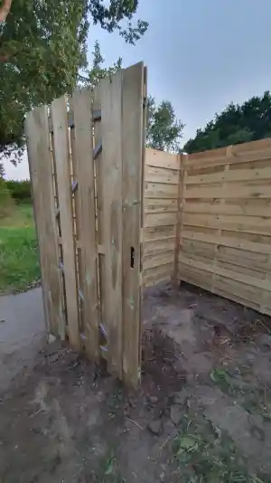 Houten schutting geplaatst.jpg