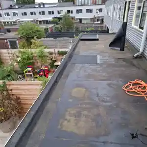 Plat dak weer als nieuw met een verse laag bitumen! 🏠.jpg
