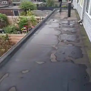 Plat dak weer als nieuw met een verse laag bitumen! 🏠.jpg