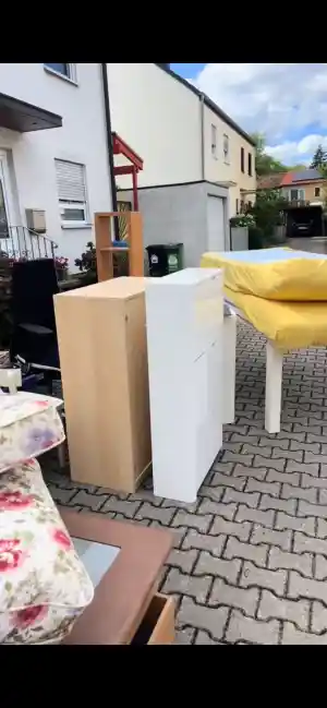 Teilumzug von Möbeln aus einem Haus in eine Garage.jpg