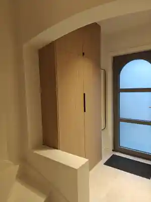 Strakke vestiairekasten in een kleine inkomhal.jpg