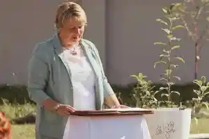 freie-redner_marquardt_Romy_Redet_-_Freie_Traurednerin_(IHK)_4.jpg