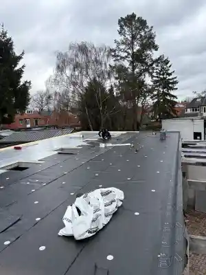 Bedrijfs hal voorzien van nieuw dak en lichtkoepels .jpg