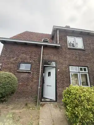 ✨ Houtwerk volledig gerenoveerd en geschilderd! 🎨🏡.jpg