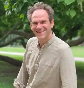 freie-redner_esslingen-am-neckar_Stefan_Fisahn_/_Trauerredner_/_freier_Redner_/_Trauredner_/_Impro-Schauspieler_3.jpg