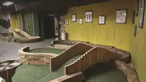 Unterhaltsreinigung Minigolf-Anlage im Münchner Zentrum.jpg