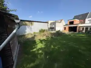    Afsluiting met betonpalen en houten schermen.jpg