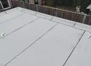 Duurzame witte dakbedekking aangebracht.jpg
