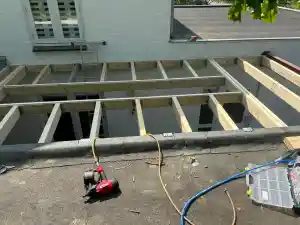 Houten dakconstructie met lichtstraat en bitumen toplaag.jpg