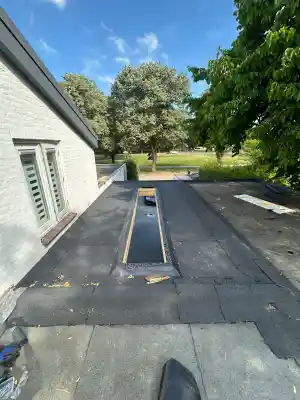 Houten dakconstructie met lichtstraat en bitumen toplaag.jpg