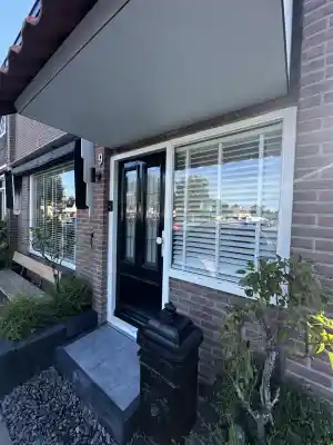 Buitenkant huis houtwerk in ijmuiden.jpg