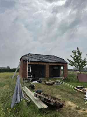 hellend dak van een garage timmeren en afwerken.jpg