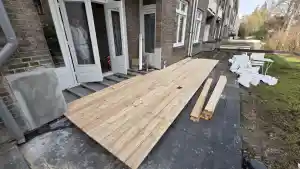 Gedeeltelijk slopen van het balkon, aanleggen van dakleer en vlonders .jpg
