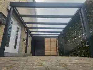 Metallcarport mit Geräteraum und transparentem Dach.jpg
