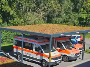 Metallcarport für Einsatzfahrzeuge mit Dachbegrünung.jpg
