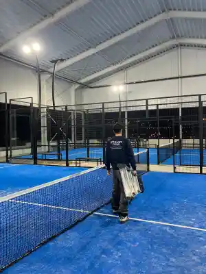 Professionele glazenreiniging van padelvelden – Stralend resultaat.jpg