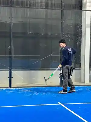 Professionele glazenreiniging van padelvelden – Stralend resultaat.jpg